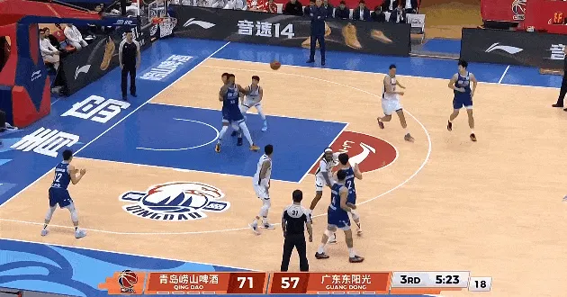 B体育app下载-米奇轻松转身打进砍下32分11篮板，青岛领先广东至16分