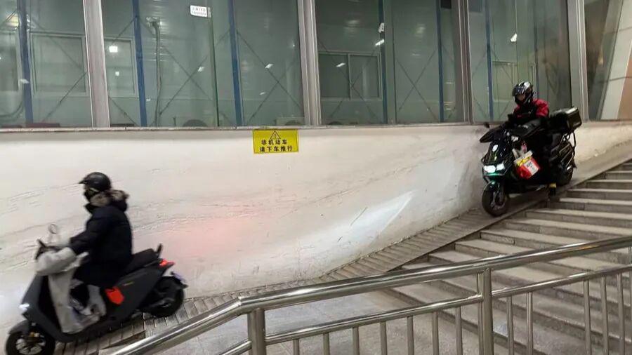 B体育app下载-“简直是拿命在开玩笑！”上海一地道，一个个直接冲下坡道呼啸而过，太危险了