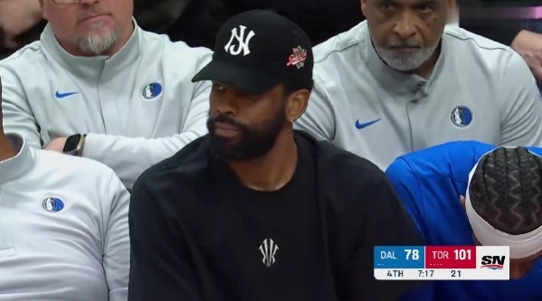 B体育官方入口-好久不见！欧文随队前往多伦多客场 休闲装棒球帽场边观战