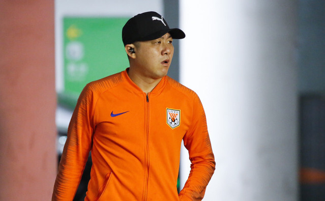 B体育app下载-38岁泰山前国脚爆粗怒骂裁判 染红后继续贴脸狂喷 将裁判逼回场内